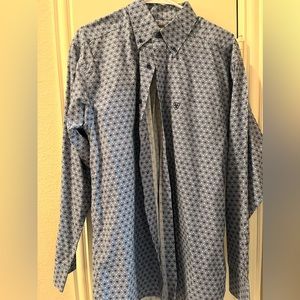 Ariat shirt size medium